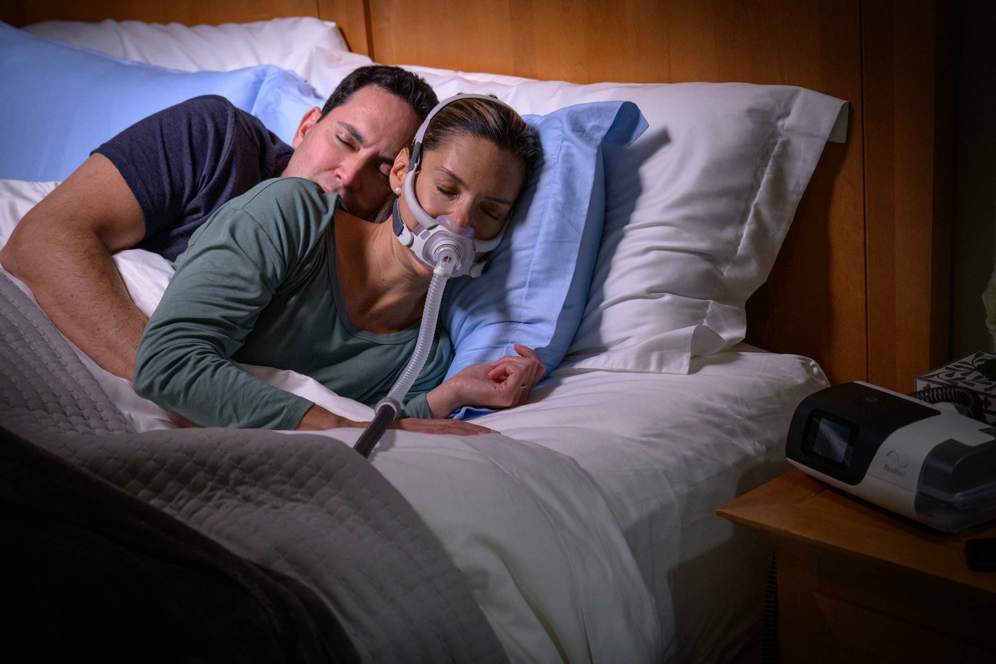 AirFit40_AirCurve11_Couple-Bed-Sleeping_3796